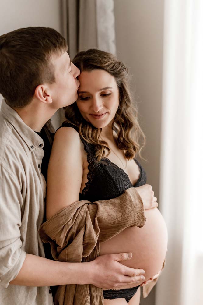 Fotografin Susann Borde - Babybauch Shooting mit Partner im Fotostudio